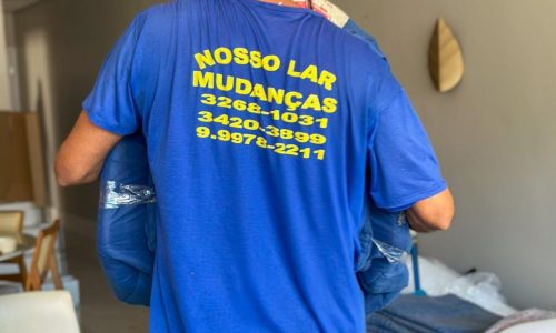 Equipe transportando móveis durante mudança residencial no RJ